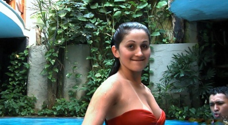 La MILF brasileña Bia Marques se quita el bikini y folla en la piscina