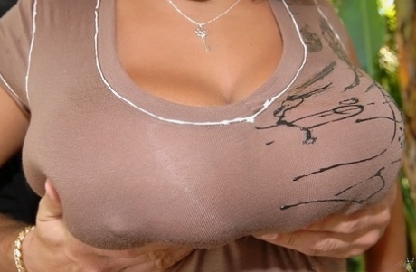 Rondborstige MILF Selena Star toont haar jumbo borsten en dikke kont