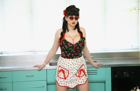 La MILF pin-up Beverly Paige gioca con le sue enormi tette in cucina