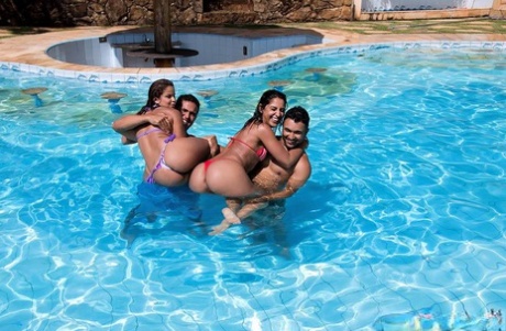 Miúdas latinas marotas em biquíni a masturbarem-se numa orgia anal quente junto à piscina