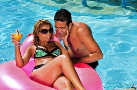 MILF Suzy Anderson, latina com bolhas, leva uma foda anal na piscina