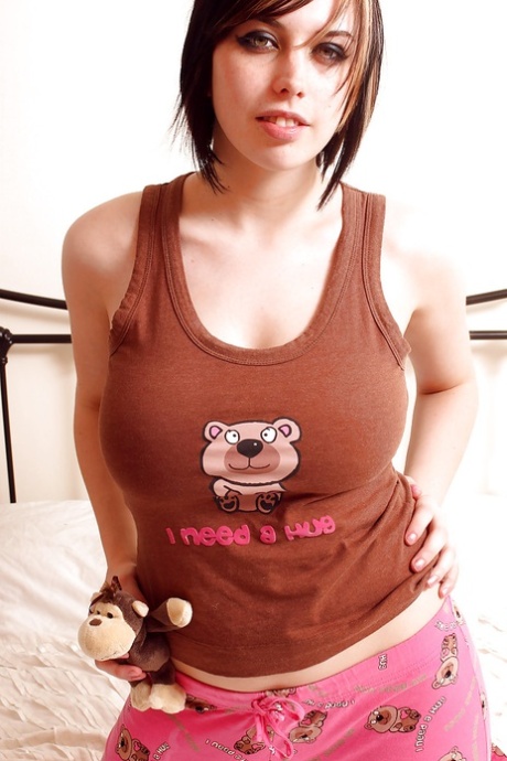 Teen Babe Louisa streift ihre großen Titten aus ihrem Pyjama für Höschen spielen