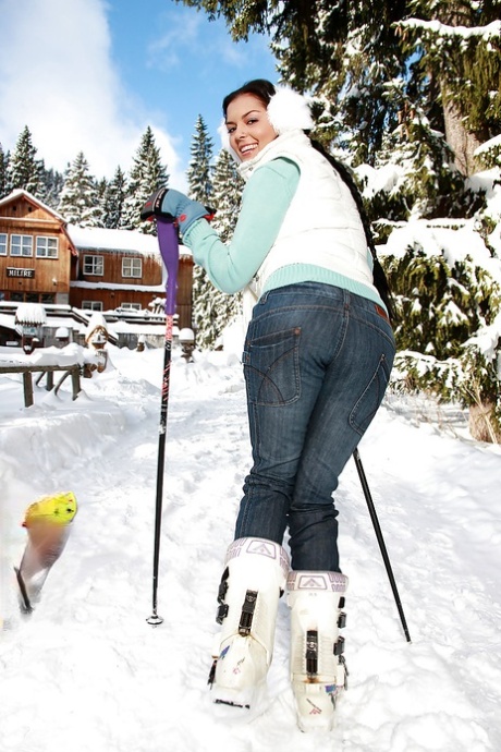 Busty snö kattunge Ora i några sportiga tonåring onanerar action