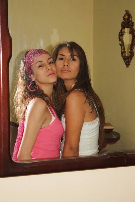 Hete lesbische vriendinnen Jenny D & Rosa C likken elkaars kutjes
