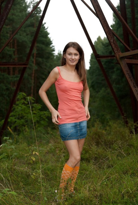 La belle en chaussettes Lolo se déshabille et écarte les jambes en plein air