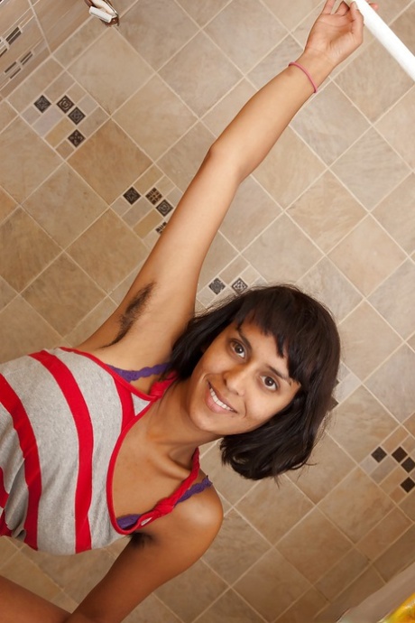 Sonya N se déshabille dans la baignoire.