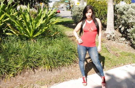 Bootylicious latina-babe Valerie Kay tar av seg jeansene utendørs.