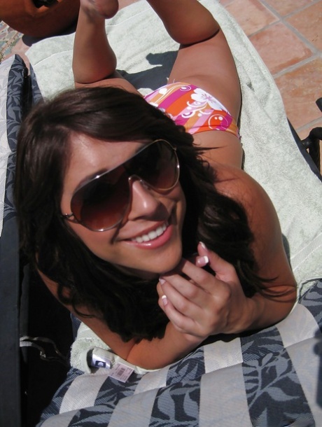 Pretty latina nena en gafas de sol Miley Ann exponiendo sus grandes tetas al aire libre