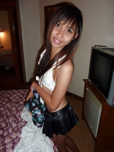 Skinny asiatische Babe mit winzigen Titten bekommt ihre rasierte Muschi porked