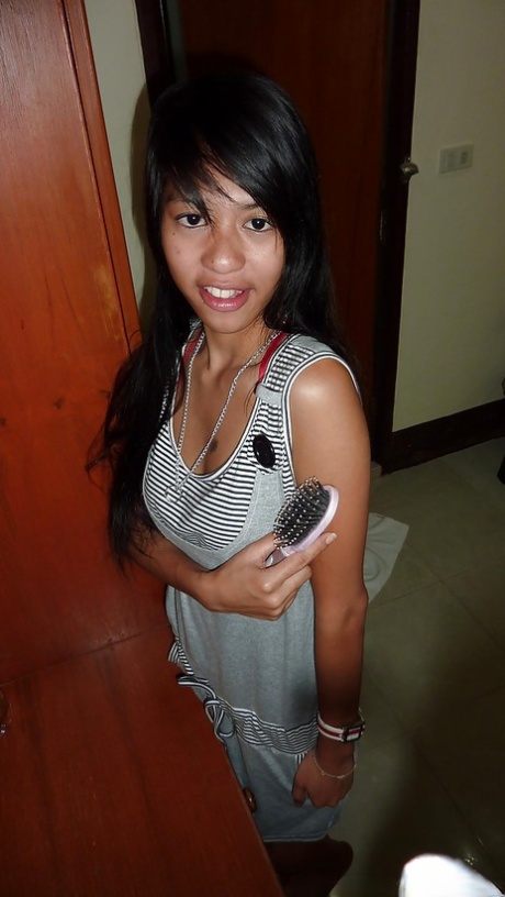 Asiatisk teenagepige med behåret fisse tager brusebad og bliver smadret