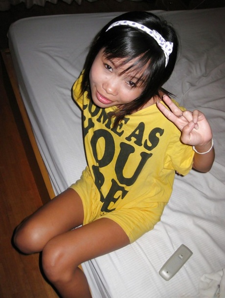 Sladké Asijské teen babe odhalil její malá prsa a dostane Ošukal