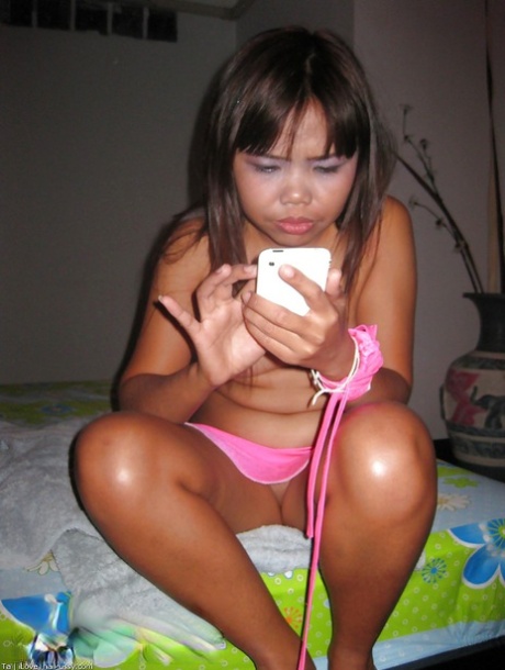 Lusty asiatische Babe spreizt ihre Beine und bekommt ihre rasierte Fotze gefickt