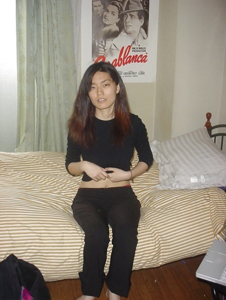 Verführerische asiatische Babe schlüpft aus ihrer Kleidung und zeigt ihre großen Titten