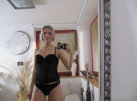 Blond babe i lingeri Bianca Ferrero stripper foran spejlet