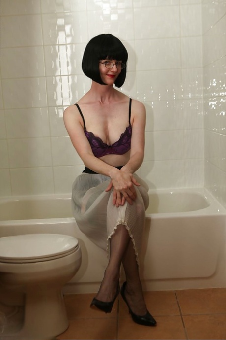 Verführerische reife Dame mit Brille bekommt ihre Dessous nass in der Badewanne
