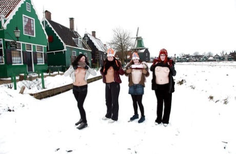 Superbes adolescentes exposant leurs seins et leurs mégots chauds en plein air