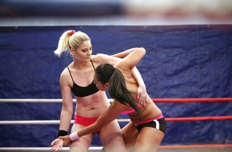 Sporty lesbisch Ionella Dantes wins een catfight en gets haar holes pleasured