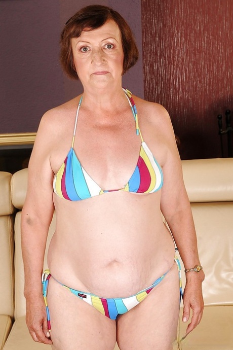 Abuelita gordita con tetas diminutas Eve Tickler quitándose el bikini