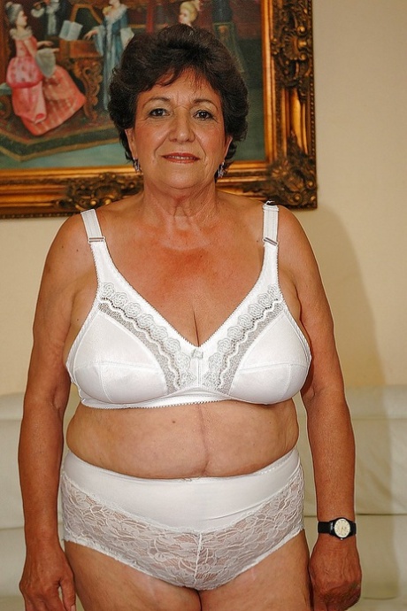 Fet bestemor i undertøy kler seg naken for å vise den våte fitta si