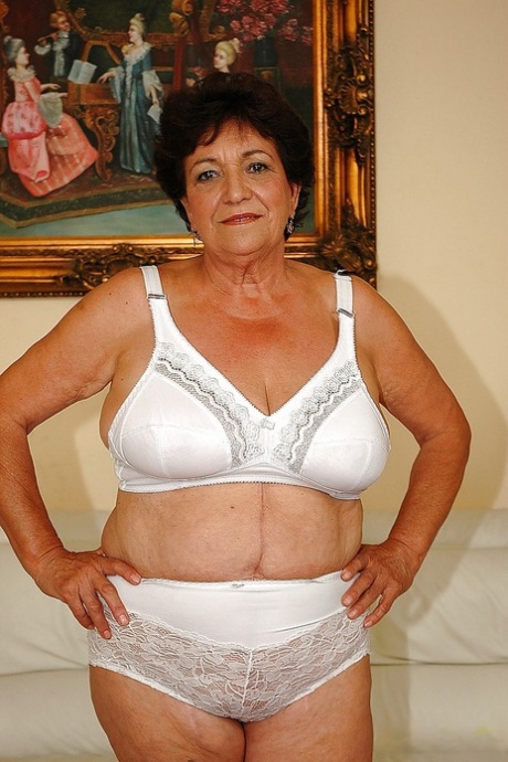 Abuela gorda en lencería se desnuda para mostrar su coño mojado