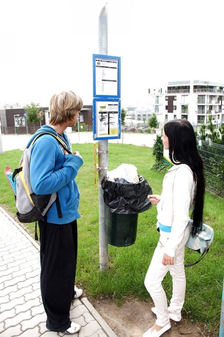 Dospívající coura se venku svléká a dostává péro do své těsné zadní díry