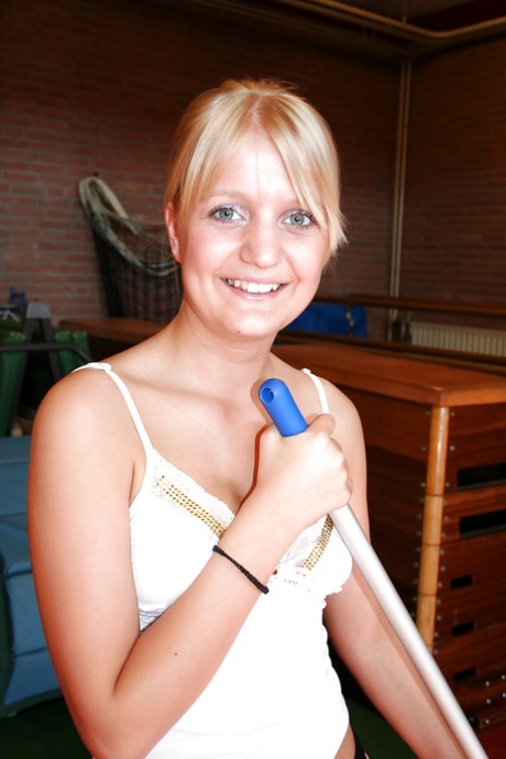 Cute teen jente sprer bena hennes og onanerer fitte med en dildo