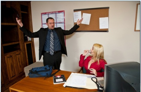 Secrétaire de bureau blonde en bas Sarah Vandella en train de s