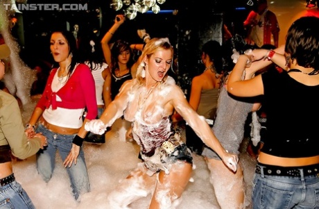 Adorabili ragazze e ragazzi arrapati sono impegnati in un party di sesso hardcore in schiuma