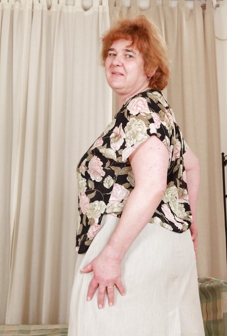 Rödhårig mormor med massiva slappa bröst som exponerar sin håriga fitta