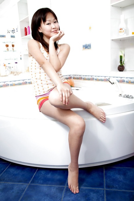 Mignonne adolescente asiatique prenant un bain et se masturbant la chatte