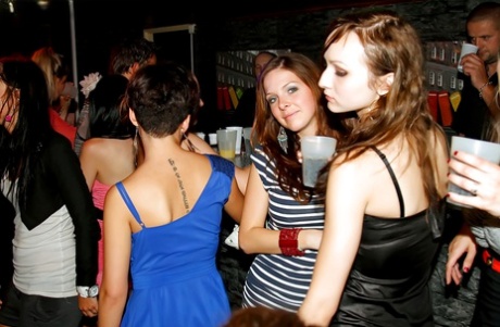 Sedutoras amadoras fazem sexo selvagem em grupo numa festa hardcore