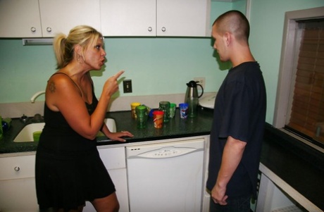 Развратная блондинка с массивной грудью классно отжигает на кухне