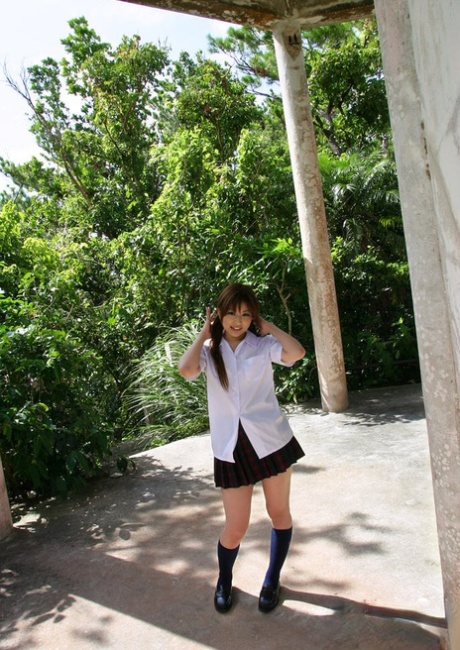 Urocza Azjatka Miyu Sugiura zdejmuje szkolny mundurek na świeżym powietrzu