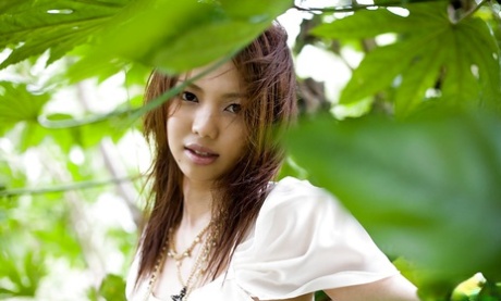 Süßes asiatisches Babe Yura Aikawa entblößt ihre zierlichen Kurven