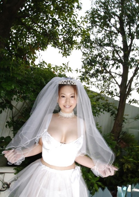 A noiva asiática Ai Sayama, de mamas grandes, a despir-se
