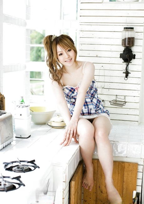 Smuk asiatisk babe med små bryster Ria Sakurai stripper af sin kjole
