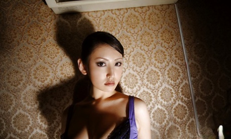Storbarmet asiatisk babe i lingeri og strømper stripper og tager et bad