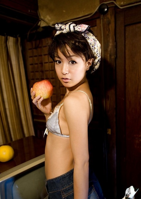 Prachtige Aziatische tiener babe Nana Nanami showt haar tengere lichaam