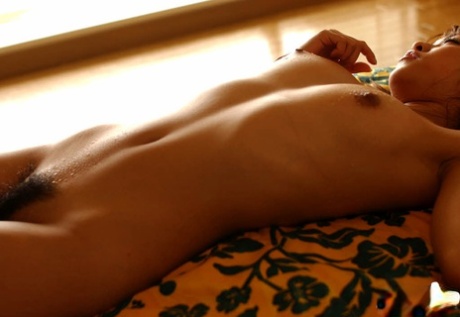 Dejlig asiatisk teenagebabe med sexet røv Asuka Kyono poserer nøgen på sengen