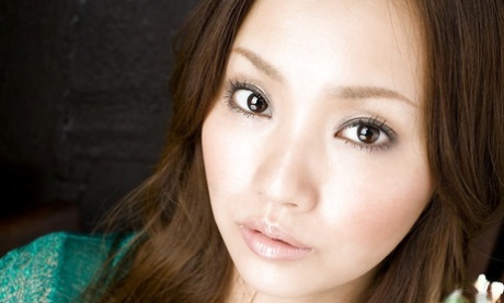 Schattige Aziatische babe op hoge hakken Rika Aiuchi showt haar grote tieten