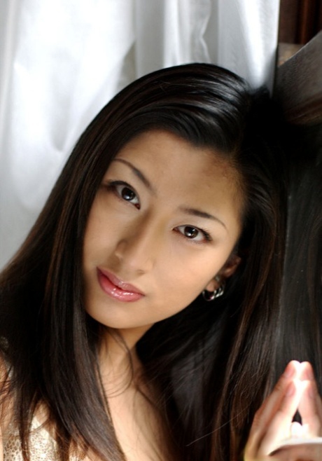 A doce rapariga asiática Ran Asakawa mostra as suas pequenas mamas com mamilos duros
