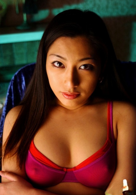 Superbe asiatique Babe Ran Asakawa découvrant ses petits seins minuscules