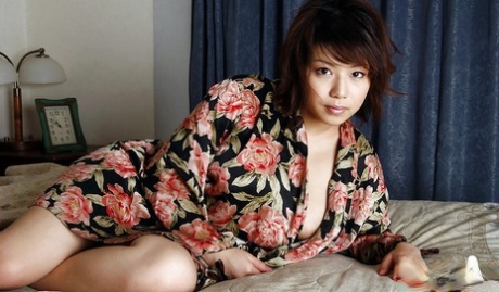 Adolescente asiática com mamas grandes Mai Haruna a despir-se e a posar nua