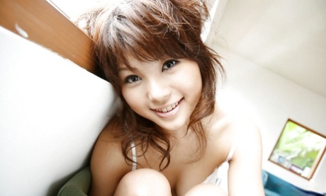 Den fantastiska asiatiska babe Azumi Harusaki visar upp sina små kurvor