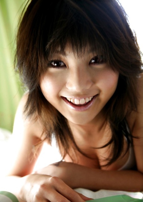 La sexy asiática Azumi Harusaki descubriendo sus dulces pechos