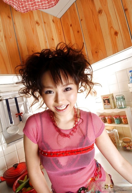 Lekkere aziatische babe met sexy benen Aya Shiraishi vermaakt zich in de keuken