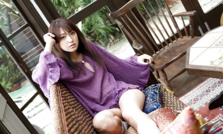 Slanke Aziatische chick Misa Shinozaki ontdoet zich van haar kleren