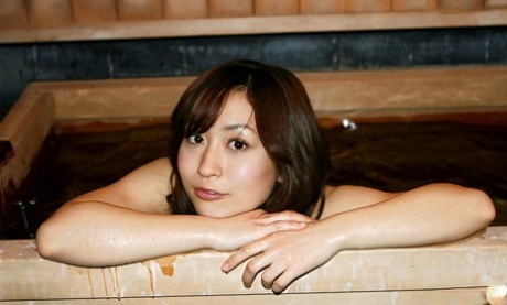Momo Yoshizawa, una ragazza asiatica formosa con la fica pelosa, mentre fa il bagno