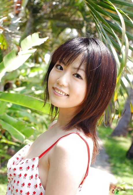 Schattige Aziatische babe Saki Ninomiya die haar jurkje en slipje buiten uittrekt