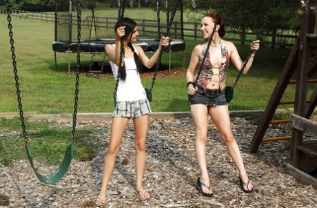 Amatør ungdoms lesbiske å gå av med en dildo på lekeplassen